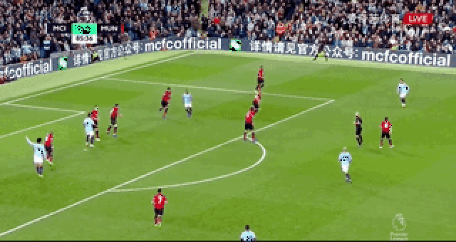 北京时间12月10日凌晨04：00，2025／26赛季欧冠联赛阶段第六轮的一场关键对决将在诺坎普球场上演。